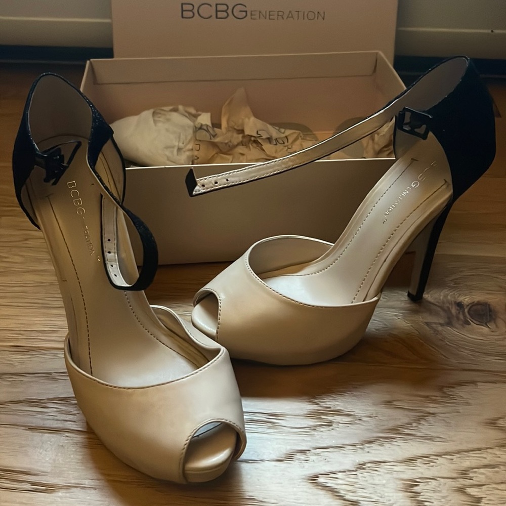 BCBG Nude Blush/black speckle size 7.5